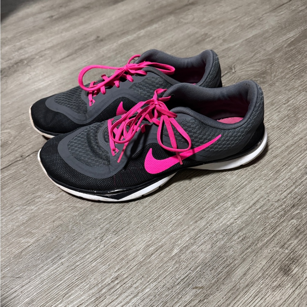 Nike Women's Black and Pink Athletic Shoes